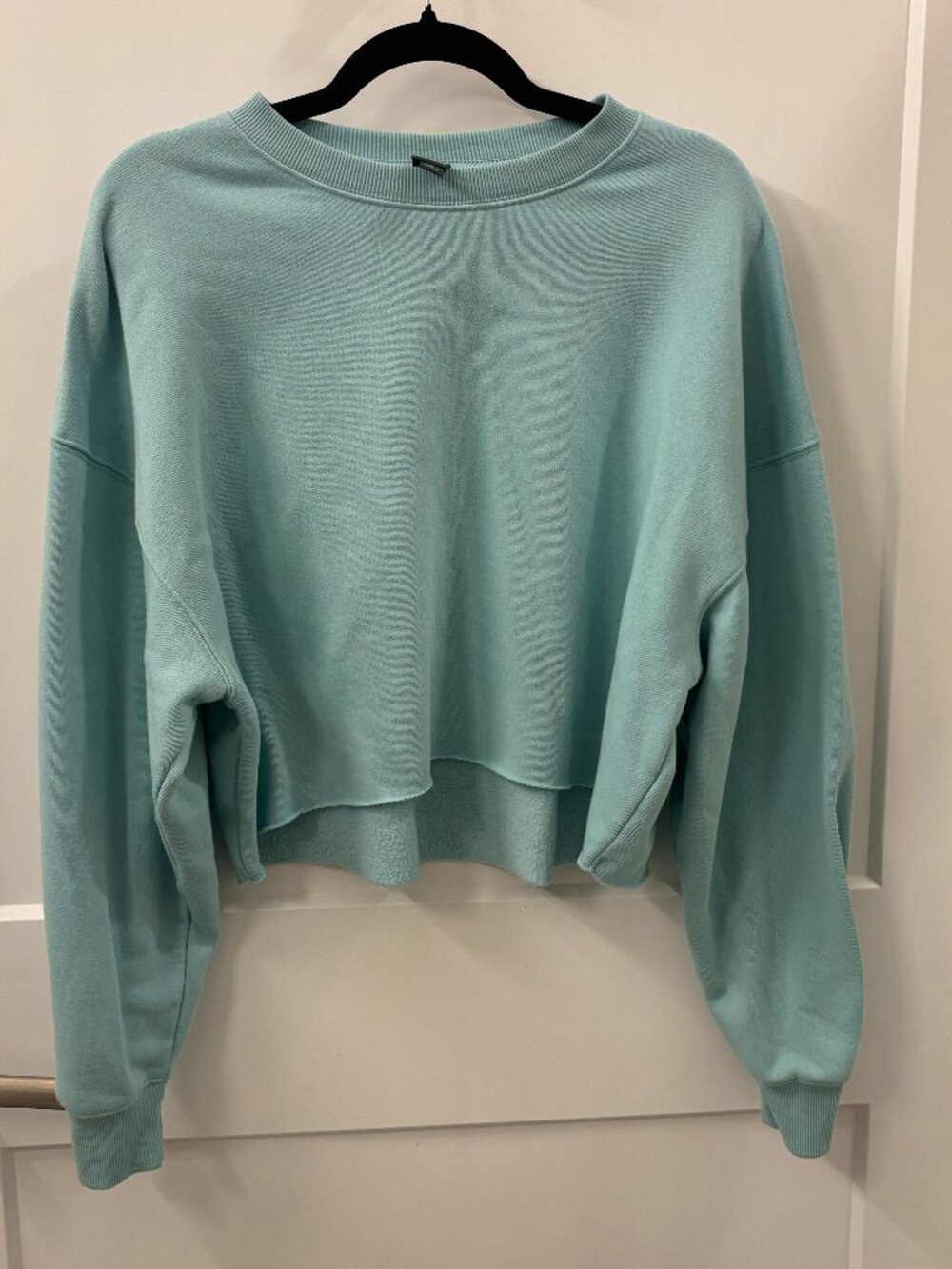 Wild Fable Teal Cropped Crewneck Sweatshirt Size Medium  Raw Hem Long Sleeve